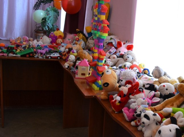 Маленькі закарпатці подарували дітям із Донбасу свої іграшки