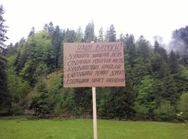 На Тячівщині люди збудували барикади та протестують проти тотальної вирубки лісу (ФОТО)