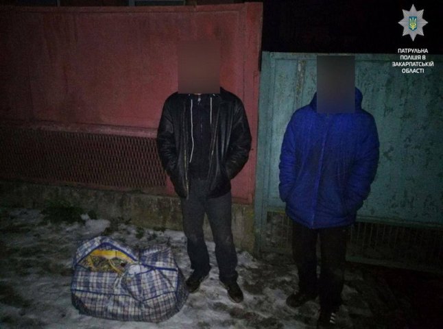На одній із вулиць Мукачева патрульні помітили двох підозрілих чоловіків