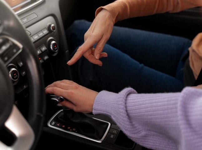 Якщо помітили у «правах» код «78»: за кермо яких авто заборонено сідати