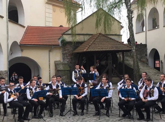 Хорватський оркестр тамбуринів "Баторек" виступив у Мукачівському замку "Паланок"