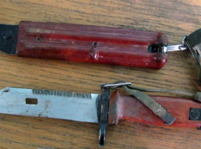 У мешканця Ясіні правоохоронці вилучили штик-ніж