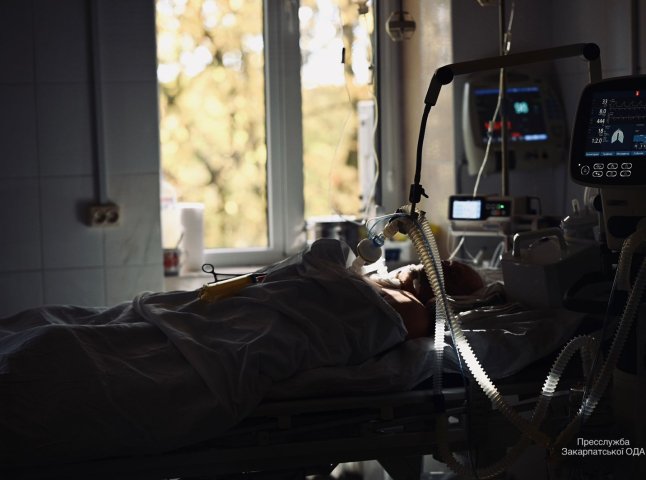 "Вакцинація чи реанімація?": у мережі оприлюднили фото з Центру легеневих хвороб в Ужгороді