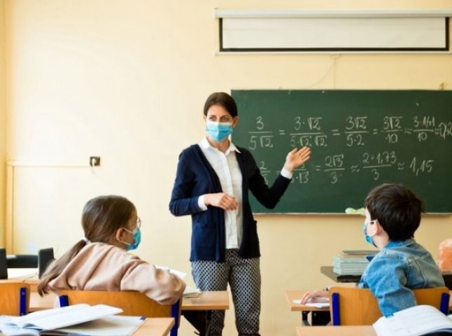 Вчителям "заморозили" зарплату: анонсоване підвищення "мінімалки" перенесли ще на рік