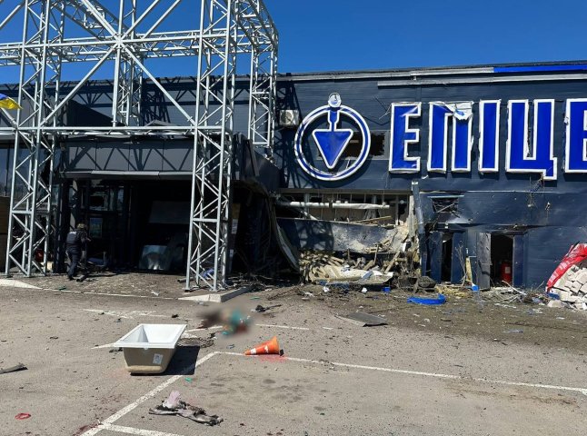 Загинули працівники і відвідувачі: росія завдала удару по єдиному робочому гіпермаркету в Херсоні