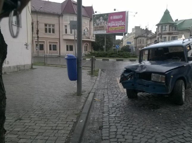 ДТП у центрі Мукачева: п’яний водій автівки "ВАЗ" зіткнувся з деревом