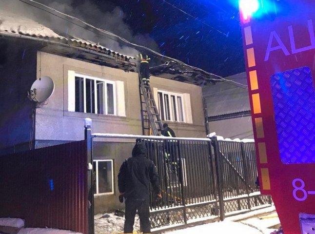На Тячівщині вночі вирувала велика пожежа