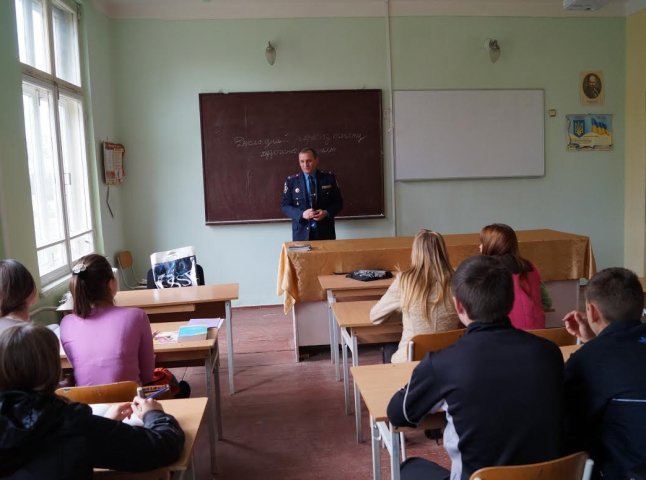 Начальник іршавської міліції провів урок у Доробратівській ЗОШ I-III ступенів