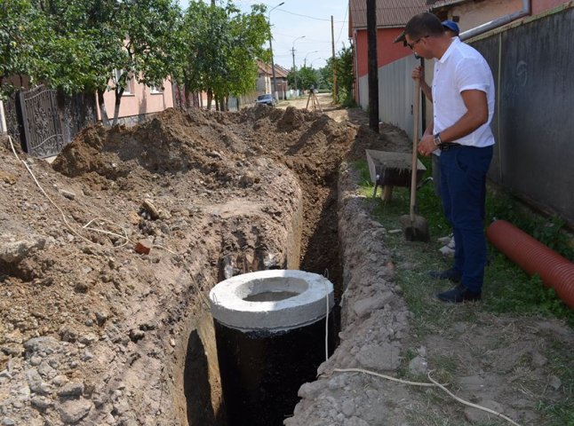 На п’яти вулицях Мукачева будують нову каналізацію