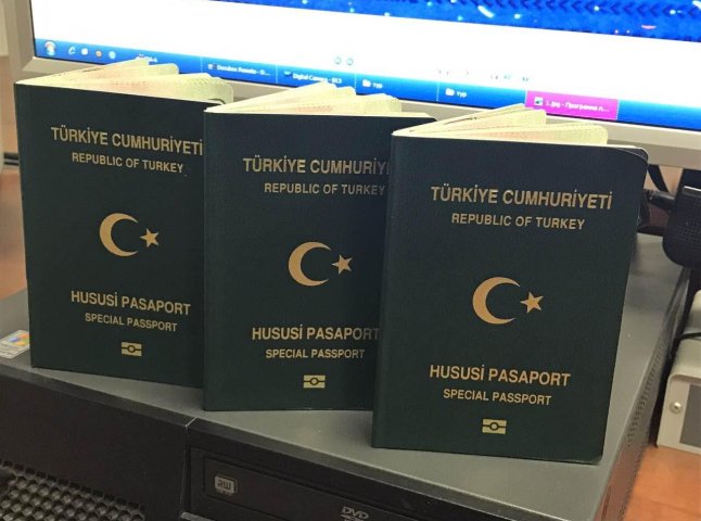 Прикордонники затримали трьох турків з підробленими документами