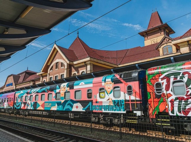 До Закарпаття з Києва відтепер курсує арт-поїзд