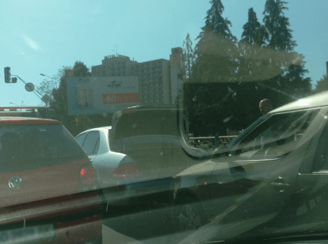 На світлофорі біля "України" зіткнулися дві іномарки
