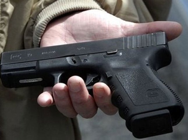 У Мукачеві зловмисник погрожував продавчині магазину іграшковим пістолетом