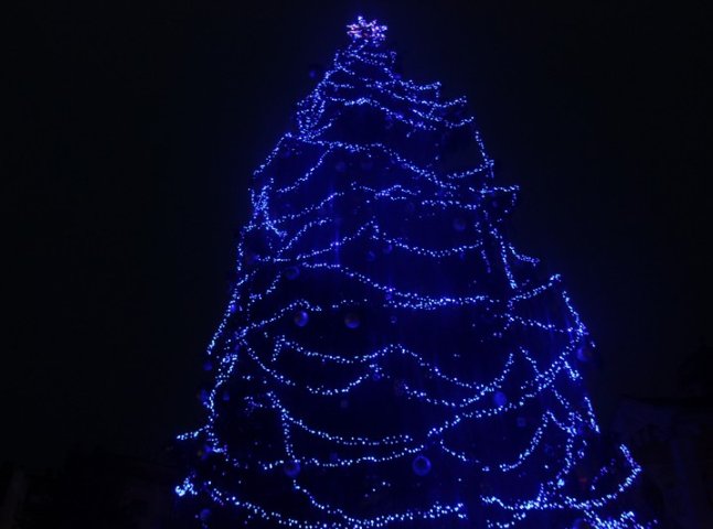 У Мукачеві засяяла головна новорічна ялинка міста