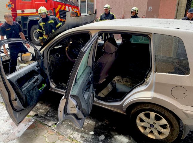 Рятувальники розповіли про загорання автомобіля в Мукачеві та показали фото