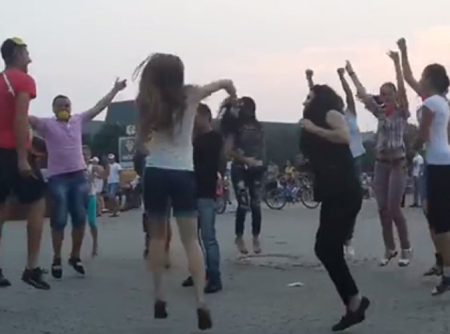 У центрі Ужгорода молодь влаштувала танцювальний флешмоб (ВІДЕО)