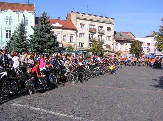 В Мукачеві велосипедисти заполонили центр міста (ФОТОРЕПОРТАЖ)