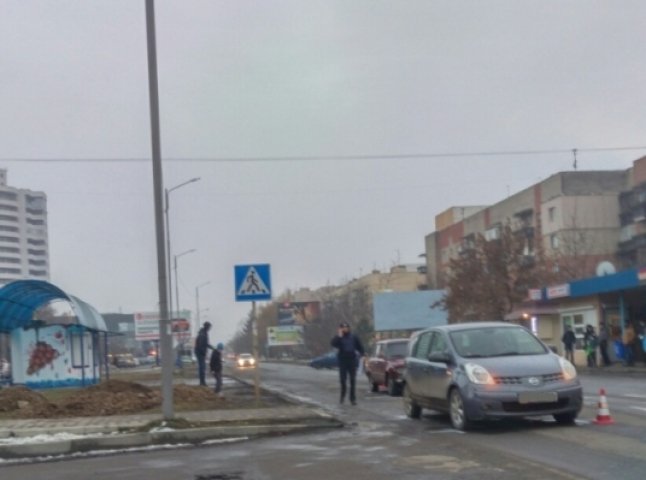 На пішохідному переході в Ужгороді одна автівка врізалась в іншу