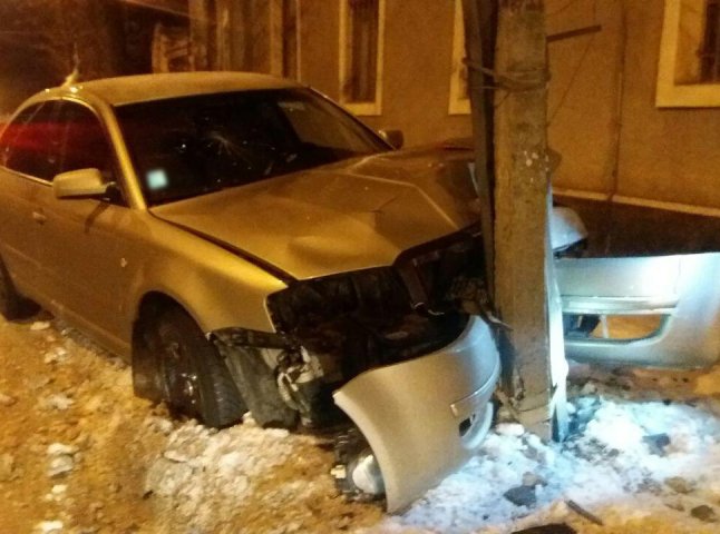 В Ужгороді іномарка "Шкода" в’їхала в електроопору: водій та пасажир покинули місце ДТП