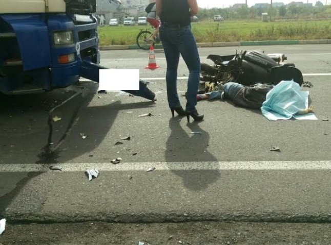 Смертельна ДТП біля Ужгорода: вантажівка насмерть збила жінку на мотоциклі