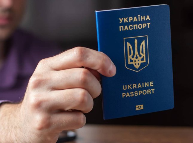 Зміни у виїзді за кордон для українців з 1 серпня