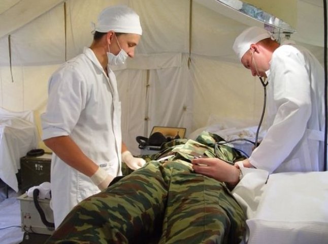 Одна із фабрик Ужгорода переорієнтувалась на пошив одягу для поранених військових (ВІДЕО)