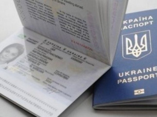 Шахраї наживаються на українцях, які хочуть виготовити біометричні паспорти