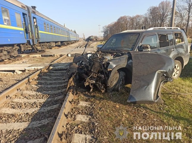 Поїзд "Лисичанськ – Ужгород" протаранив авто