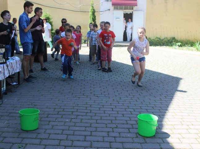 Студенти МКТЕК влаштували свято дітям, які лікуються у Закарпатській дитячій лікарні