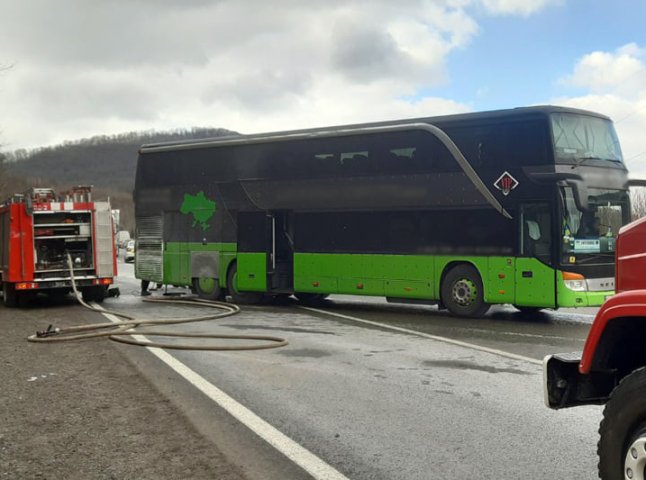 На Закарпатті загорівся пасажирський автобус, в якому перебували 37 пасажирів