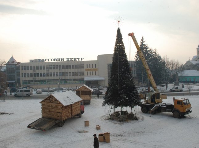 В Іршаві демонтують головну ялинку міста та новорічні атрибути на центральній площі