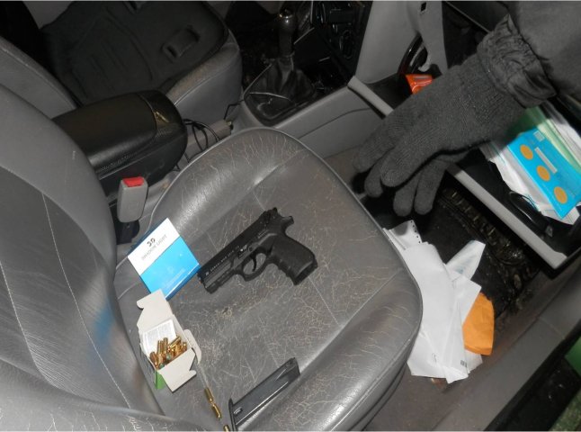 На кордоні з Румунією прикордонники виявили в автомобілі пістолет та набої до нього