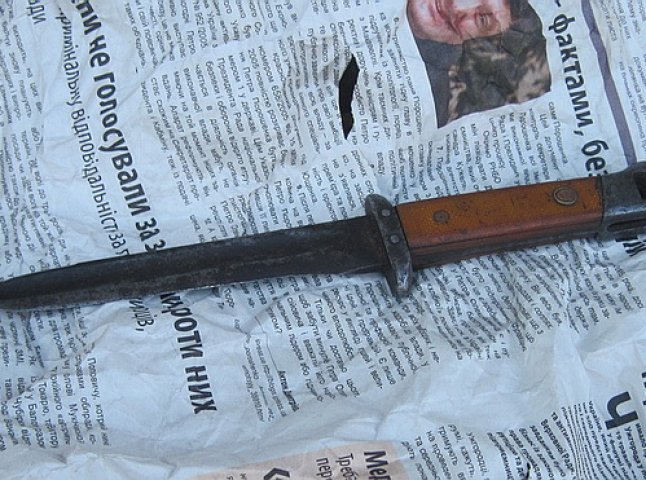 По місту із штик-ножем для того, щоб продати, – версія зловмисника, якого затримали із холодною зброєю