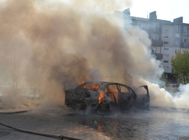 В Ужгороді згорів автомобіль: подробиці від рятувальників