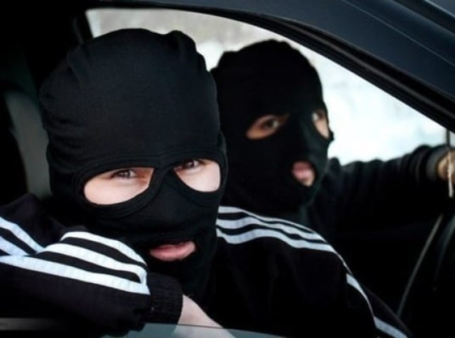 Бандити в масках напали на приватного підприємця: забрали 100 тисяч гривень