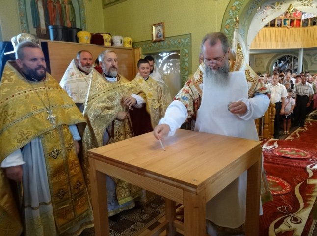Керуючий Мукачівською єпархією освятив новий престол храму села Росош 