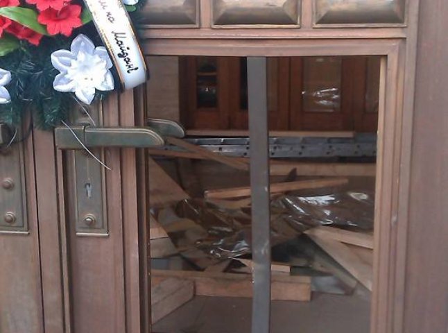 Вартість відновлення пошкоджених під час штурму дверей Закарпатської ОДА становить близько 50 тисяч гривень