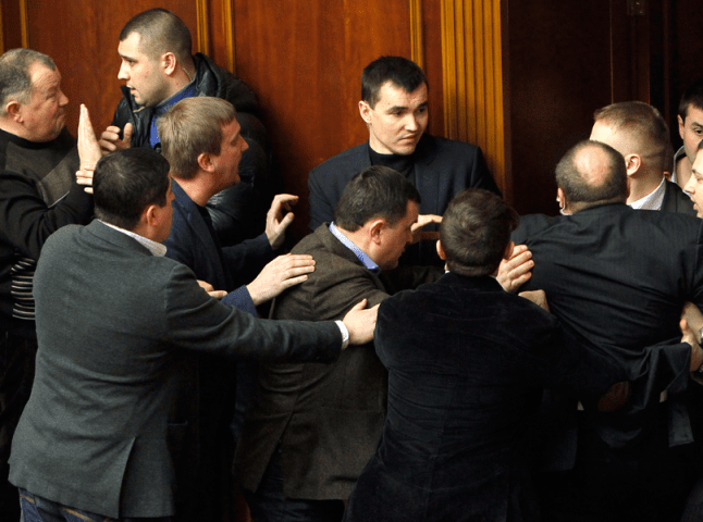 Нардеп Пацкан допоміг виштовхати охорону Калєтніка із зали Верховної Ради (ФОТО)