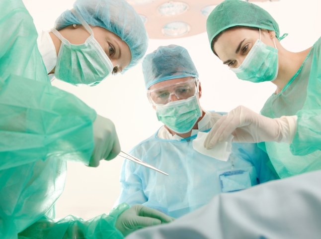 У Мукачеві виділили 700 тисяч 17-річному юнакові, який потребує термінової пересадки печінки