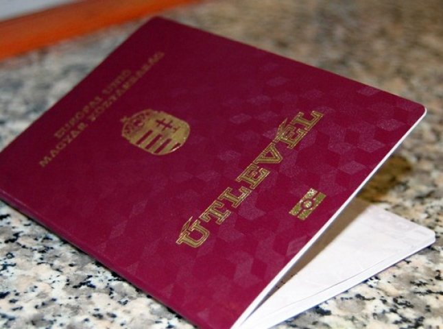Угорщина роздала на Закарпатті понад 100 тисяч паспортів