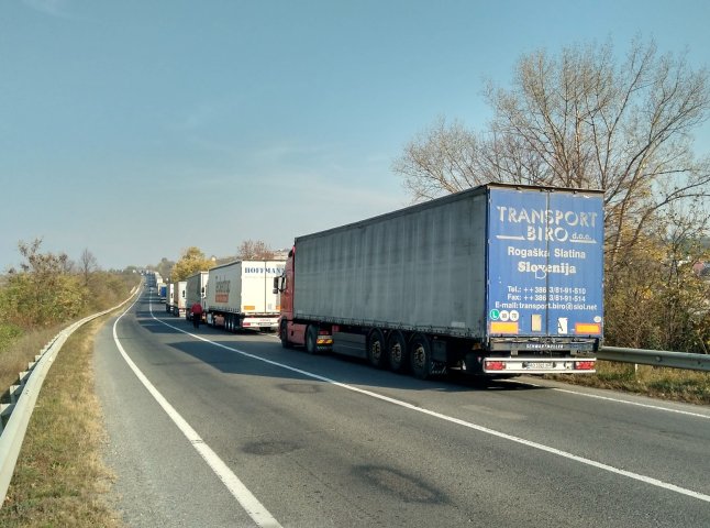На КПП "Ужгород-Вишнє Нємецке" величезні черги з вантажівок