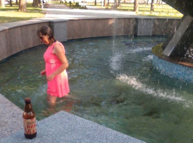 У парковому фонтані Хуста на очах у місцевих мешканців жінка вирішила охолодитись