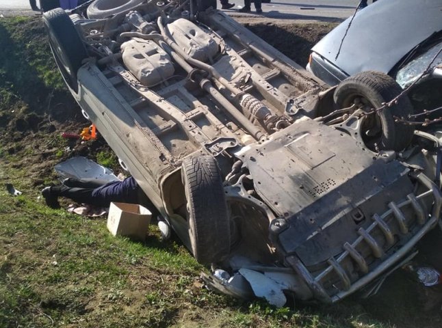 У мережі показали, як у Ракошині очевидці аварії витягували людей із понівеченого авто