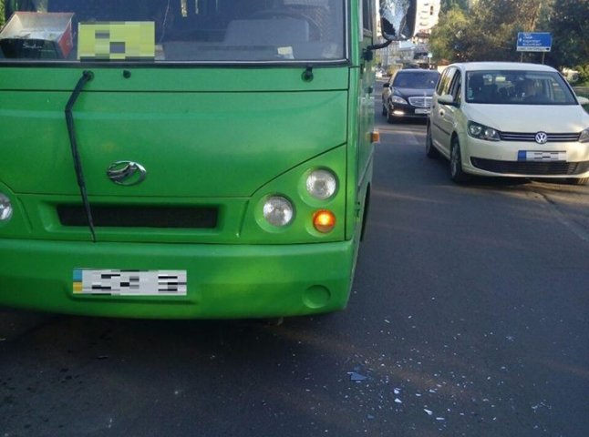 На одній з автобусних зупинок Ужгорода п’яний чоловік влаштував бійку з водієм