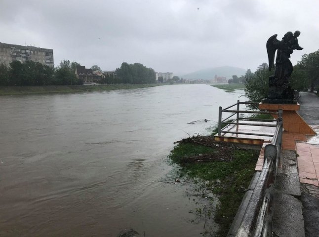 Піку підйому води в Латориці у межах Мукачева очікують о 16 годині