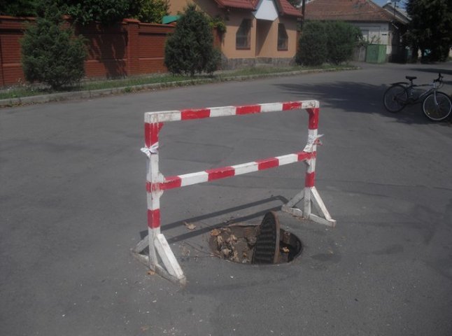 На одному з перехресть Мукачева комунальники не помічають відкритий люк