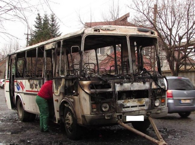 Вогонь встиг пошкодити салон, моторний відсік, кузов – подробиці загорання автобуса в Мукачеві