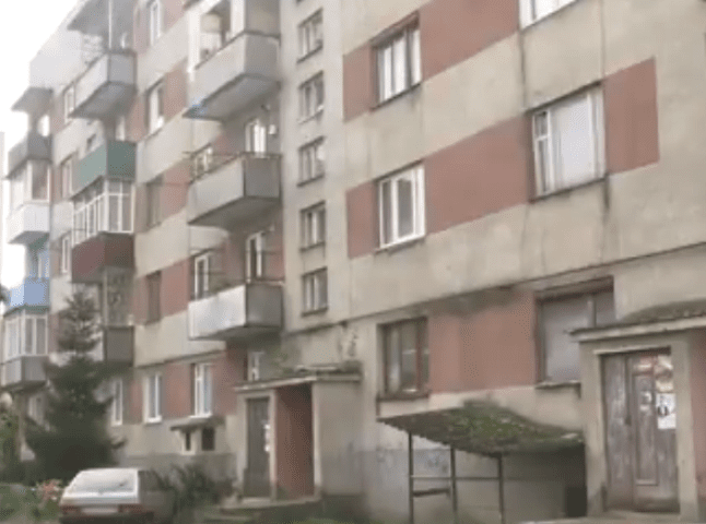 Жителі однієї з багатоповерхівок Мукачева скаржаться на "непроханих гостей"