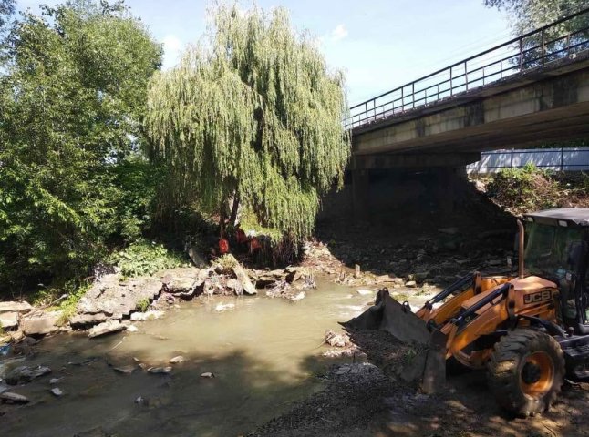 Один з мостів області відремонтують, а русло річки біля нього розчистять