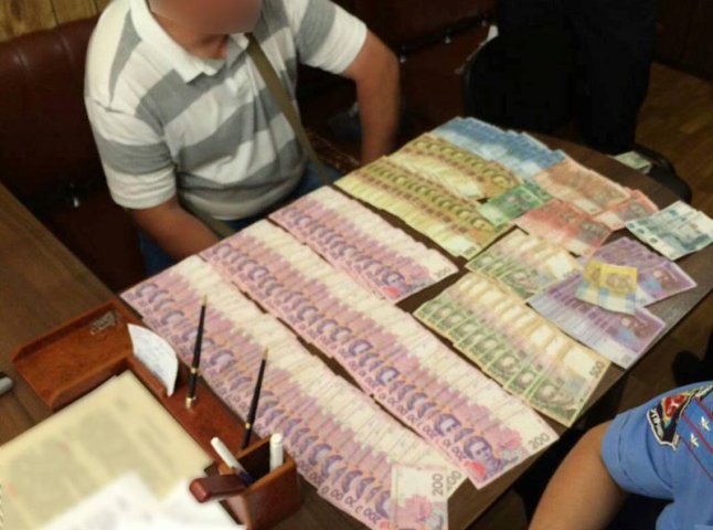 Ужгородські патрульні виявили чоловіка, який здійснював незаконний обмін валюти